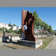 Escultura de Jesús Núñez en la ribera del Mandeo, Betanzos