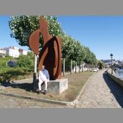 Escultura de Jesús Núñez en la ribera del Mandeo, Betanzos