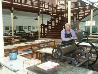 Jesús Núñez trabajando con el tórculo