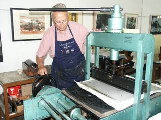 Jesús Núñez trabajando con el tórculo