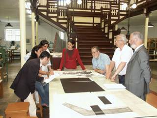 Jesús Núñez en una reunión del jurado del "II Premio de Grabado Jesús Núñez" (en el CIEC de Betanzos).