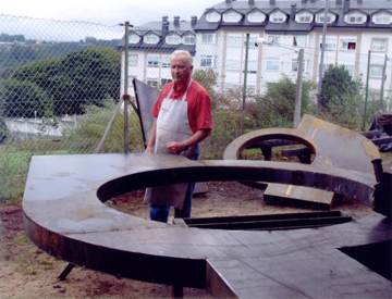 Jesús Núñez, trabajando en una escultura en Betanzos