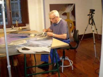 Jesús Núñez, pintando en su estudio de Betanzos