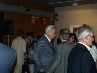 Jesús Núñez charlando con unos amigos en la exposición en el Kiosko Alfonso. Coruña 16 de septiembre de 2010.