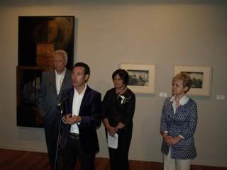 Pedro Galilea, comisario de la Exposición "60 años de creación", antológica dedicada a toda la trayectoria de Jesús Núñez. Kiosko Alfonso, A Coruña 2010. (de izq. a dch. Jesús Núñez, Pedro Galilea, Anxeles Penas y María José Bravo).