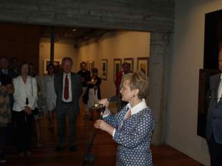 La Concejala de Cultura, María José Bravo, presentando la muestra "60 años de creación", antológica de Jesús Núñez.